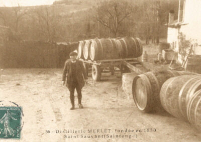 Distillerie_Merlet_Guy devant la distillerie